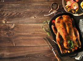 Weihnachtsgans Goldbraun gebackene Weihnachtsgans in einem Bräter.